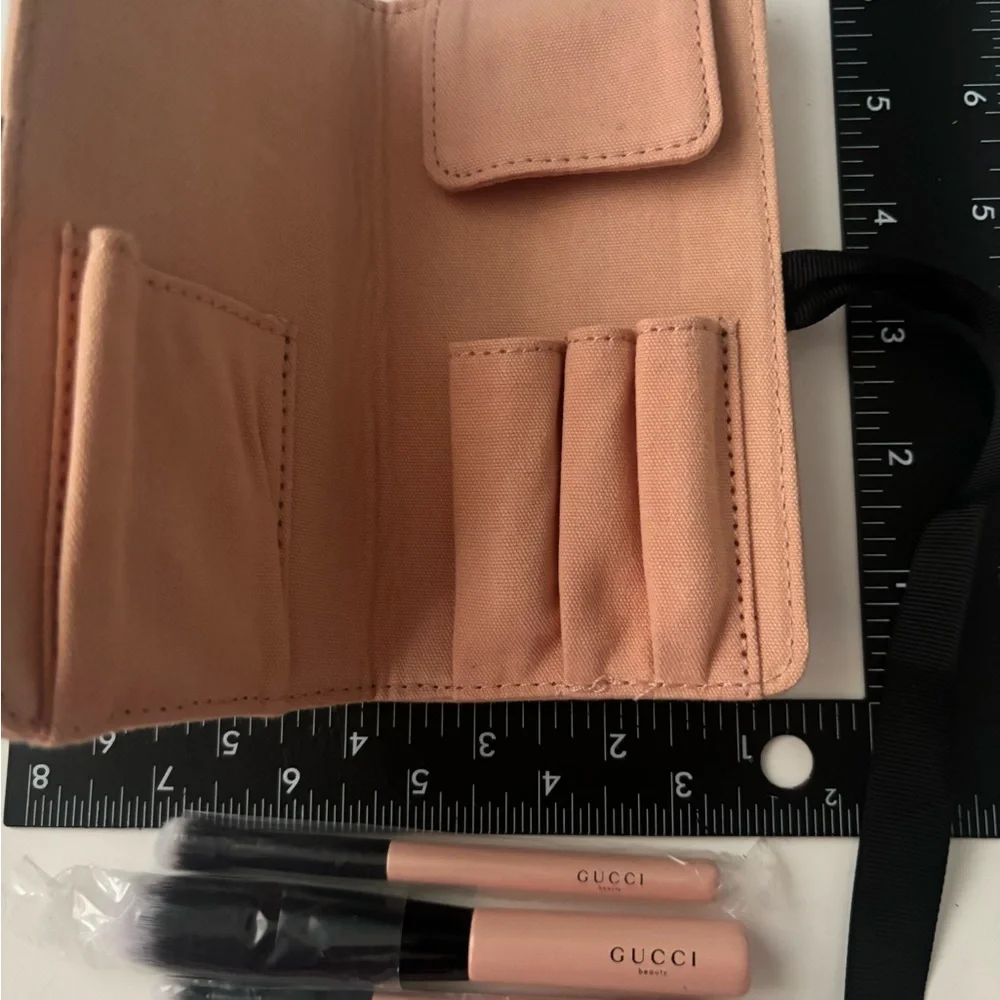 GUCCI Beauty Travel Gift Set Lot – Pouch, Comb, Brush, Pink - Picture 7 of 8